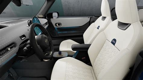 Autonominio automobilio interjeras su besisukančiomis sėdynėmis