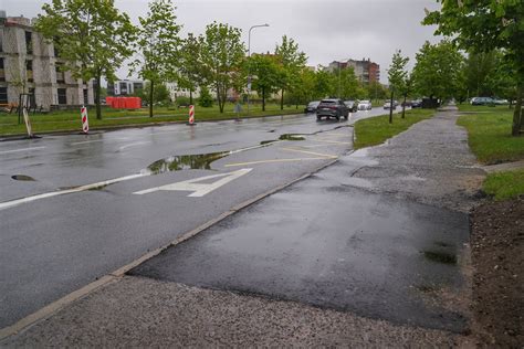 Vandentiekio avarijos pasekmės: užlieti sklypai ir pažeistas kelias