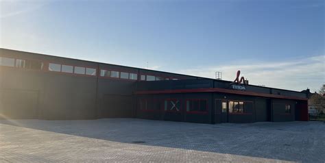 Automobilių serviso dirbtuvės su darbuotojais