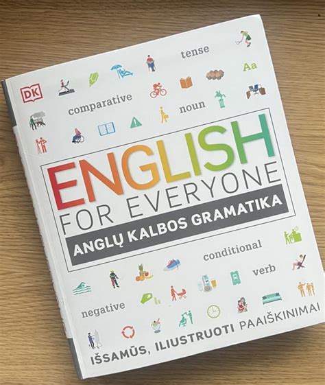 Žmogus, mokantis anglų kalbos frazes automobilyje