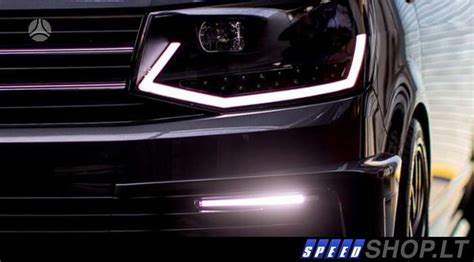 Nuotrauka su automobiliais, naudojančiais dienos šviesos žibintus