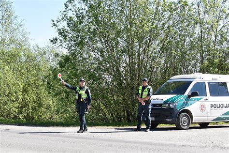 Policijos pareigūnai tikrina saugos diržų naudojimą