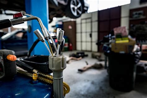 Automobilių serviso interjeras su įranga