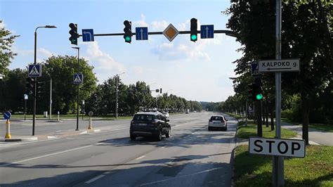 Sankryžos su šviesoforu vaizdas