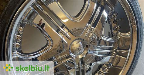 Chromuoti ratlankiai blizgantys saulėje