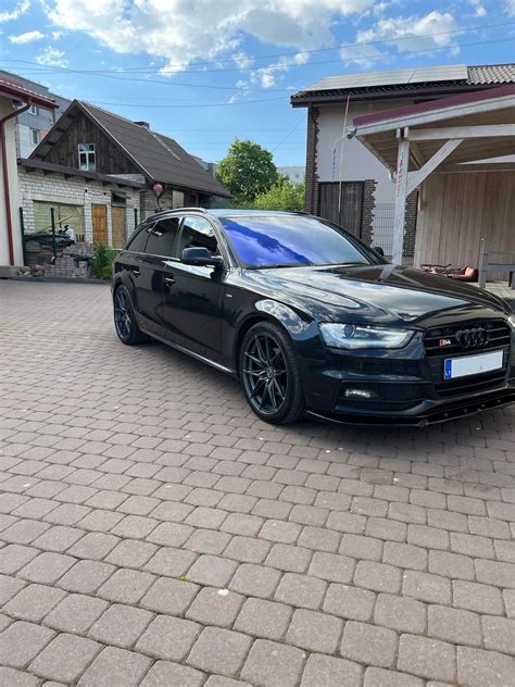 Automobilis su blizgančiais chromuotais ratlankiais