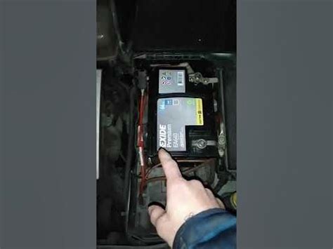 Specialisto rankos keičiančios bateriją BMW rakte