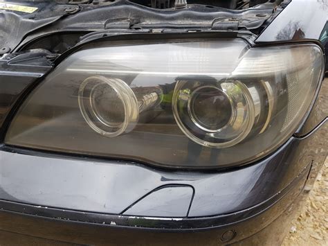 Įvairių gamintojų automobilių žibintų komponentai