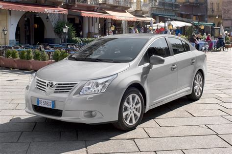 Toyota Avensis automobilio priekis su kondicionieriaus radiatoriumi
