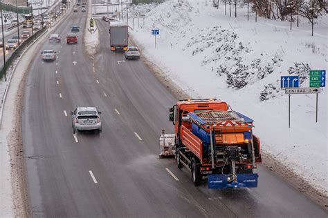 Vairuotojas žiūri į kelio dangą žiemos metu