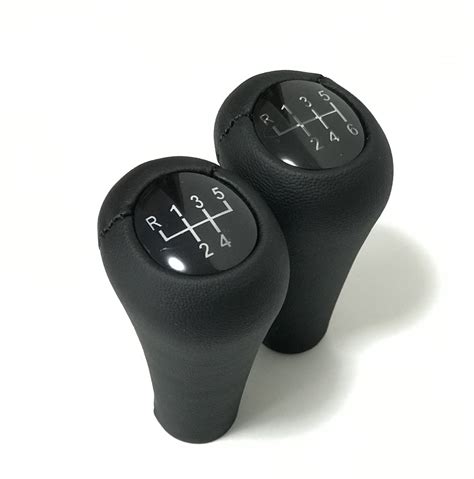 Detalizuotas vaizdas pavarų svirties apdailos