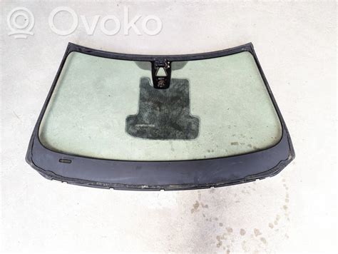 automobilio priekinis stiklas su įdauža