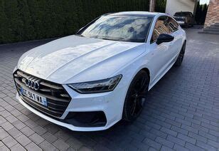 Audi A7 automobilis su skirtingais ratlankiais