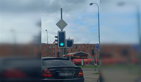 Smūgis į šviesoforą ir apvirtimas