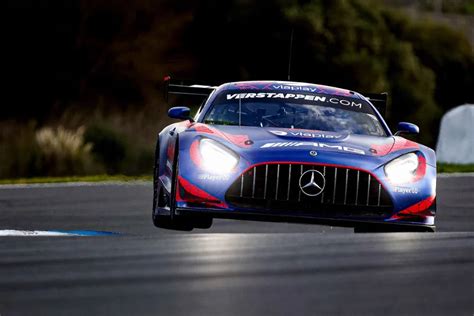 Bandomasis Mercedes-AMG GT3 automobilis trasoje