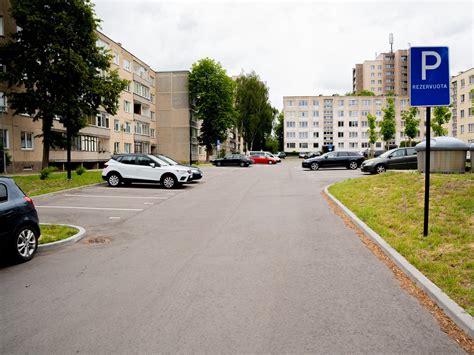Automobilių stovėjimo aikštelė prie daugiabučio namo