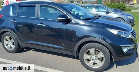 Kia Sportage automobilis su skirtingais ratlankiais