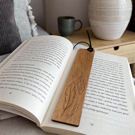 Simbolinis vaizdas: knygos ir plunksnos