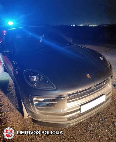 Sulaikytas automobilis ir tikrinami dokumentai