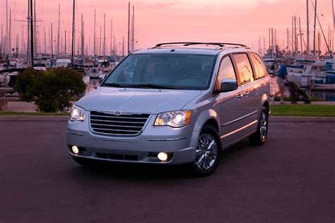 Chrysler Town & Country 2008 modelio priekinės dalies vaizdas