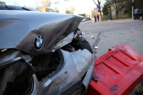 BMW automobilis atsitrenkęs į stulpą Taikos prospekte