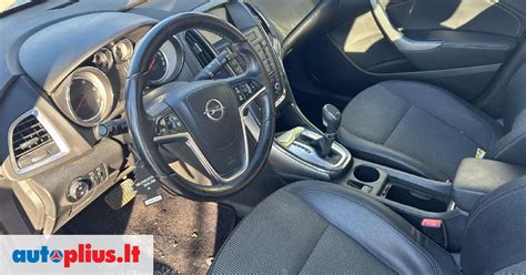 Vidinė Opel Astra GSe salono dalis su sportinėmis sėdynėmis