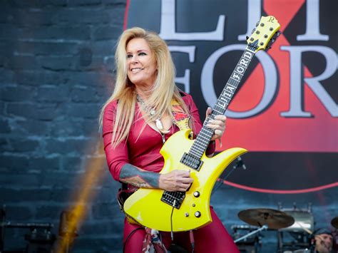 Lita Ford koncertuoja