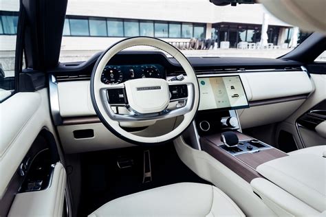 „Range Rover“ automobilio interjeras su valdymo panelėmis