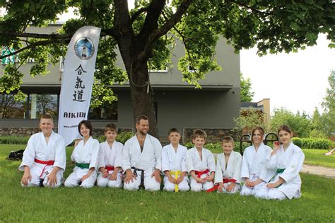 Nuotrauka su Kazimieru Giedra arba jo studentais