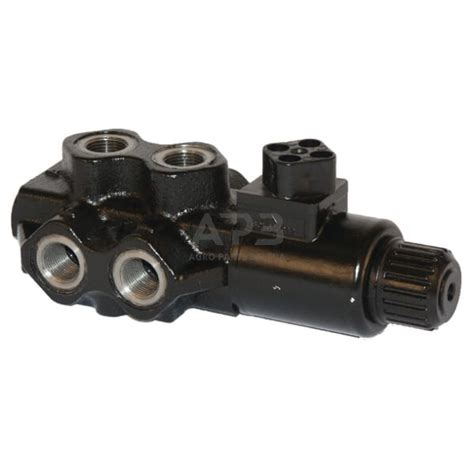 Nuotrauka su įvairiais automobilio dalimis, tarp kurių ir laisvos eigos vožtuvas