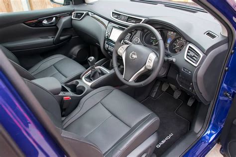 Nissan Qashqai interjeras su veliūriniais sėdynių užvalkalais