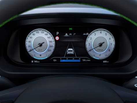 Įkraunamo hibrido automobilio prietaisų skydelis su energijos srauto indikacija