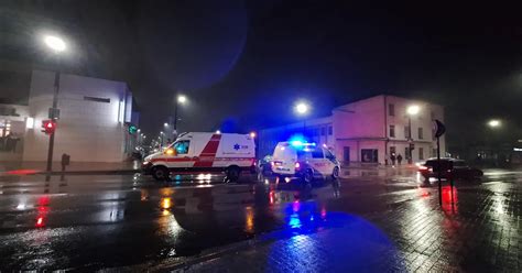 BMW automobilis ir greitosios medicinos pagalbos automobilis susidūrę sankryžoje