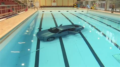 Automobilis įvažiavo į baseiną