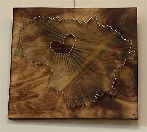 Pavyzdys paveikslo iš vinių ir siūlų