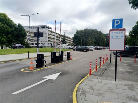 Infografika: Automobilių stovėjimo apmokestinimo tvarka skirtinguose prekybos centruose
