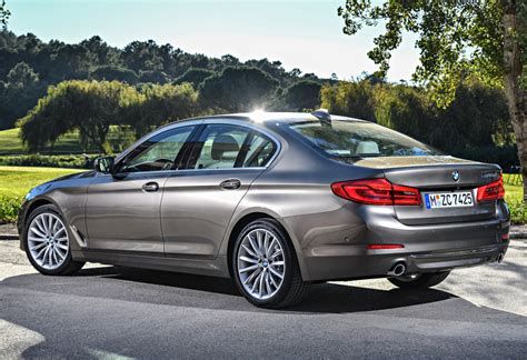 Kolekcija skirtingų BMW modelių automobilių nuotraukų