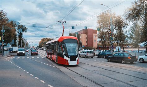 Šiuolaikinis elektrinis tramvajus mieste