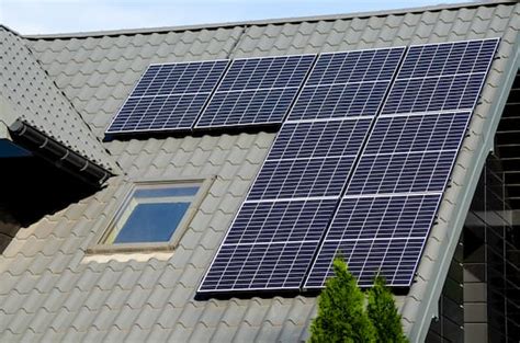 Saulės elektrinės ant namo stogo