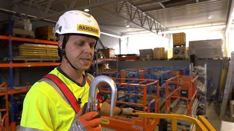 Žirklinio keltuvo naudojimas automobiliui kelti