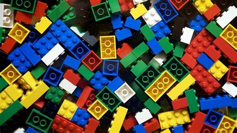 LEGO kaladėlės ir perdirbimo simbolis
