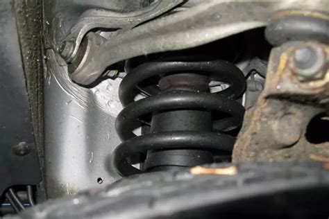 Susidėvėjusios ir naujos automobilio spyruoklės palyginimas
