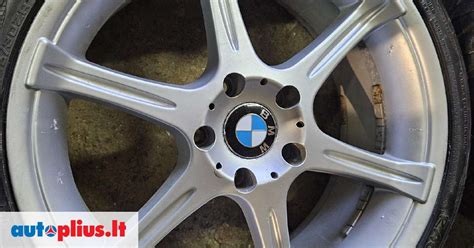 BMW E46 automobilis su lieto lydinio ratlankiais