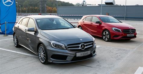 Vaizdas su Mercedes-Benz A-klasės automobiliu ir kūgeliais