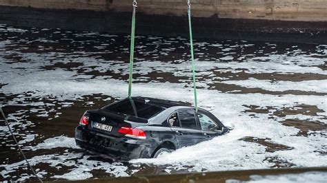 BMW automobilis įkritęs į upę