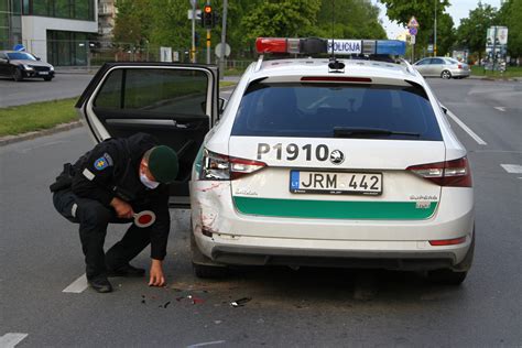 Policijos pareigūnai avarijos vietoje