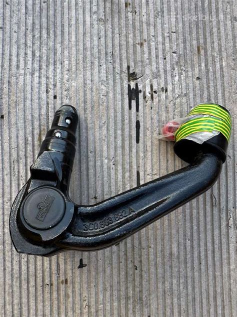 Automobilio kablys sumontuotas ant automobilio galo