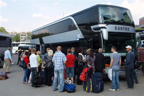 Žmonės keliauja mikroautobusu