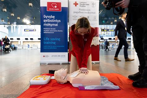 Nuotrauka: Žmonės, dalyvaujantys pirmosios pagalbos mokymuose