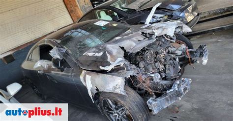 Nuotrauka su įvairiomis pakabos dalimis automobiliui